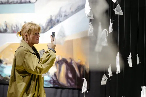 «Современное искусство должно триггерить»: Полина Могилина о выставке «Лиминальные зоны»