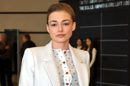 «Какая же красотка»: Оксана Акиньшина надела жакет на голое тело