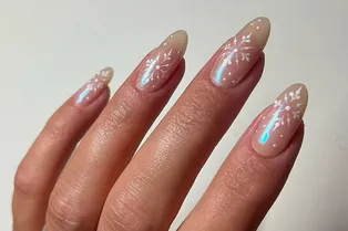 Снежинки, звёзды и спираль: 11 идей для маникюра, вдохновленных оттенком «облачный танцор» Снежинки, звёзды и спираль: 11 идей для маникюра, вдохновленных оттенком «облачный танцор»