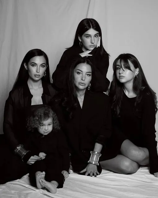 Эммануэль с мамой и сёстрами