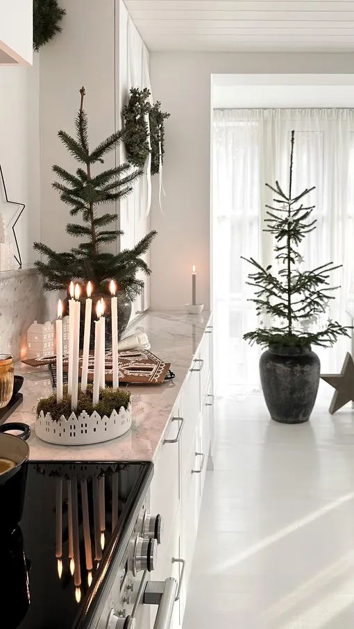 Красиво украсить кухню к Новому 2026 году можно с помощью мини-елок Красиво украсить кухню к Новому 2026 году можно с помощью мини-елок