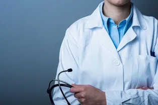 Мужчина, судимый за расчленение одноклассника, подделал диплом и стал врачом