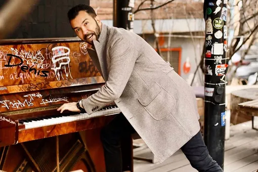 «От папы ничего»: Владимир Винокур показал фото Дениса Клявера с мамой