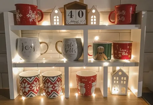 Красивые кружки с новогодними принтами помогут стильно украсить кухню к Новому году 2026 Красивые кружки с новогодними принтами помогут стильно украсить кухню к Новому году 2026