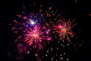 Как сделать фото на фоне фейерверка, не выходя из дома Как сделать фото на фоне фейерверка, не выходя из дома