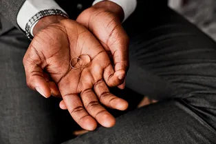 Бразилец расстался с партнёром, разочаровался в отношениях и женился сам на себе