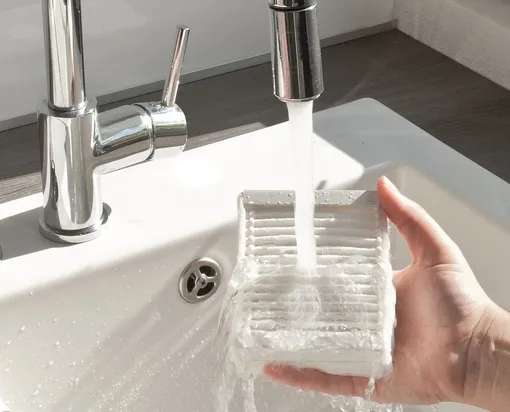 Метод первый: тщательная промывка фильтра водой Метод первый: тщательная промывка фильтра водой