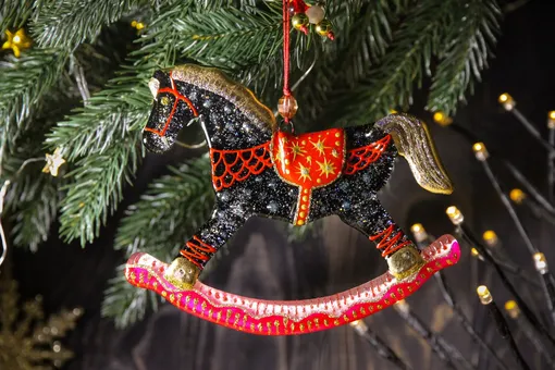 Какой должна быть ёлка в год Огненной Лошади 2026 — передаем дух праздника