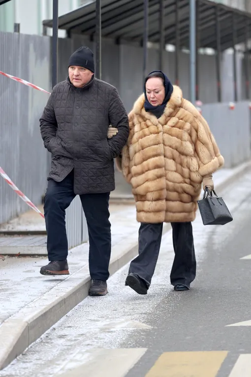 Лариса Гузеева с мужем Игорем Бухаровым на прощании с Олегом Стриженовым в феврале 2025 года Лариса Гузеева с мужем Игорем Бухаровым на прощании с Олегом Стриженовым в феврале 2025 года