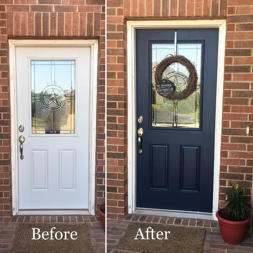 Краска цвета индиго в сочетании с золотистой фурнитурой придали старой двери шик и элегантность