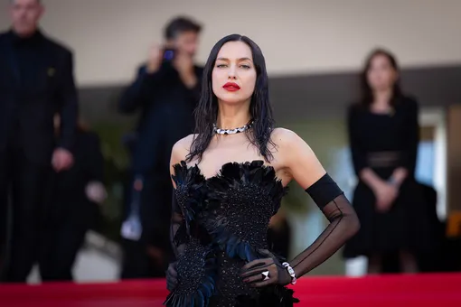 Мини-бикини с резиновыми сапогами: 39-летняя Ирина Шейк снялась в откровенной фотосессии Мини-бикини с резиновыми сапогами: 39-летняя Ирина Шейк снялась в откровенной фотосессии