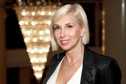 «Им осталось доживать»: 57-летняя Алена Свиридова объяснила, почему предпочла молодого мужа ровесникам «Им осталось доживать»: 57-летняя Алена Свиридова объяснила, почему предпочла молодого мужа ровесникам