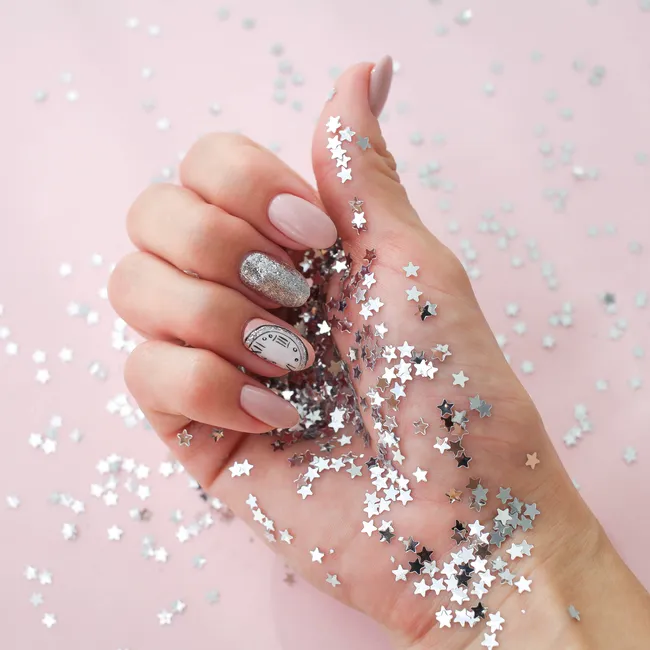 14 идей маникюра с глиттером и блёстками, чтобы сиять ярче новогодней ёлки