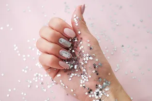 14 идей маникюра с глиттером и блёстками, чтобы сиять ярче новогодней ёлки 14 идей маникюра с глиттером и блёстками, чтобы сиять ярче новогодней ёлки