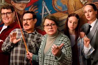Каким получился обсуждаемый сериал «Олдскул» про карикатурную учительницу математики