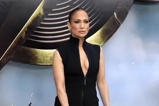 Смена имиджа: Дженнифер Лопес стала неузнаваемой с густой чёлкой Смена имиджа: Дженнифер Лопес стала неузнаваемой с густой чёлкой