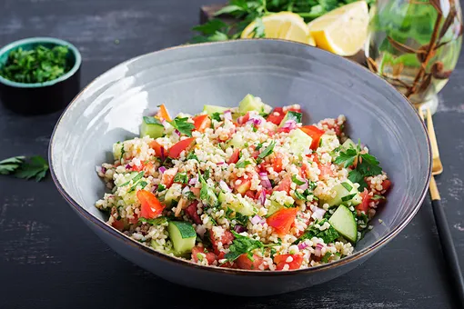 Быстрый салат, который напомнит о весне. Рецепт шеф-повара с видео Быстрый салат, который напомнит о весне. Рецепт шеф-повара с видео