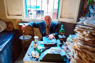 Добрый доктор Айболит: врач по 12 часов в день лечит тех, кто не может платить