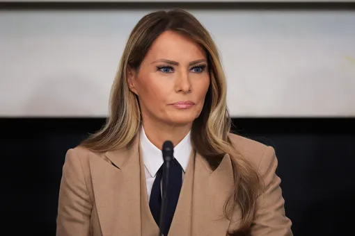 Широкие лацканы и приталенный пиджак: Мелания Трамп показала, как носить брючный костюм-тройку Широкие лацканы и приталенный пиджак: Мелания Трамп показала, как носить брючный костюм-тройку