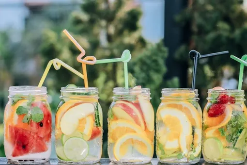 Топ-5 полезных напитков в жару назвала эндокринолог Топ-5 полезных напитков в жару назвала эндокринолог