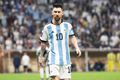 Что за накидку надели Лионелю Месси, когда он получал кубок чемпионата мира? Что за накидку надели Лионелю Месси, когда он получал кубок чемпионата мира?