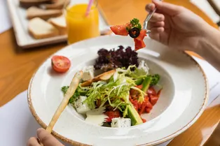 Старая пословица про «ужин – врагу» летом не работает! От какого приёма пищи можно отказаться в жару на самом деле?