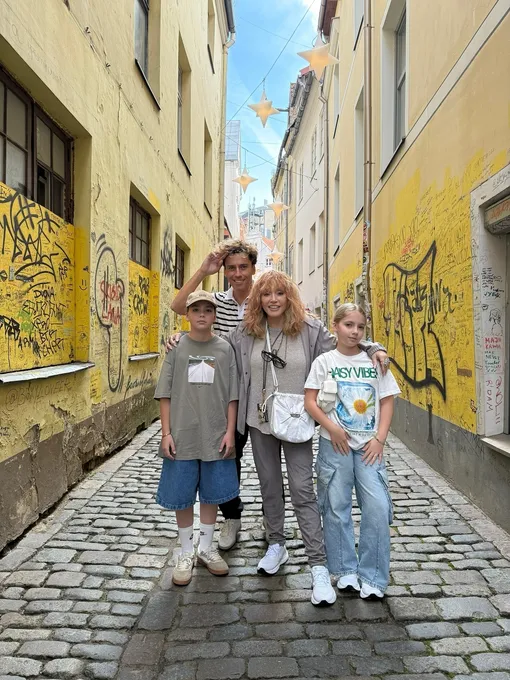 Алла Пугачева и Максим Галкин* с Лизой и Гарри летом 2025 года