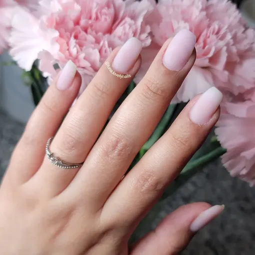 Молочный маникюр с матовым топом — стильный маникюр на декабрь 2025 года. Кроме того, молочный оттенок астрологи назвали «любовным цветом» декабря, он поможет познакомиться с мужчиной и гармонизировать отношения.