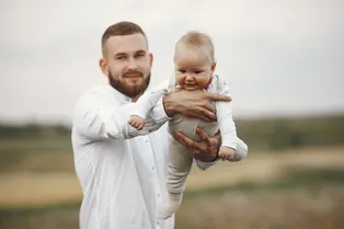 Российским отцам будут давать дополнительный отпуск при рождении ребёнка?