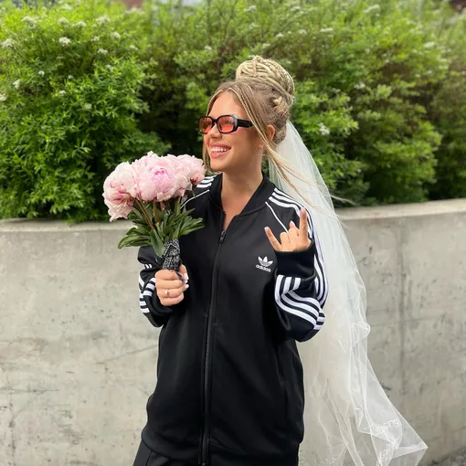 Наряд Риты Дакоты в мае 2023 года в день регистрации брака с Фёдором Белогаем в МФЦ фото