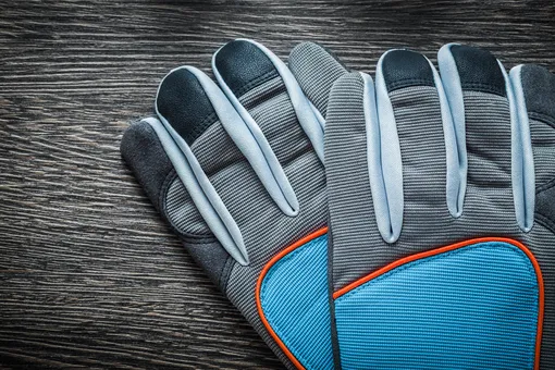 Помогут перчатки: как правильно распушить искусственную ёлку, чтобы она выглядела нарядной