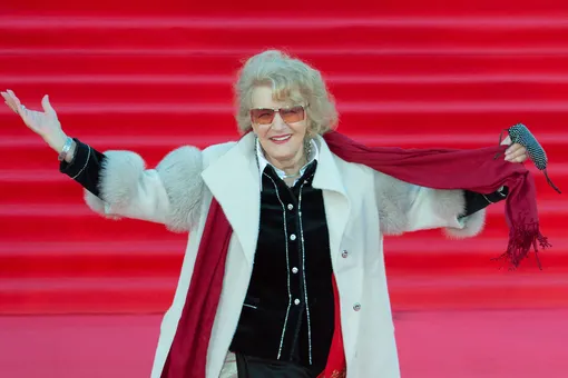 «Роскошная женщина»: 89-летняя Светлана Дружинина в короткой сорочке показала стройные ноги «Роскошная женщина»: 89-летняя Светлана Дружинина в короткой сорочке показала стройные ноги