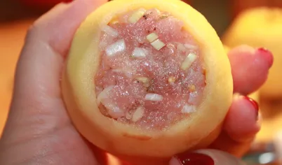 Постараться как можно плотнее заполнить яблоки фаршем.