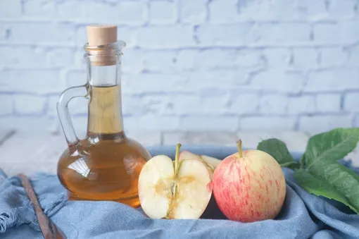 Яблочный уксус нужно наносить на ночь подмышки Яблочный уксус нужно наносить на ночь подмышки