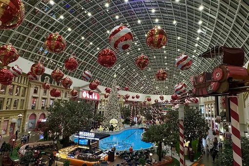 450 новогодних ёлок, парящие шары и волшебные инсталляции: парк аттракционов в Москве готов встречать Новый год