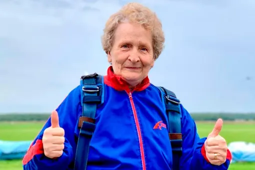 «Внутри все замирало от страха»: 70-летняя пенсионерка из Подмосковья впервые прыгнула с парашютом «Внутри все замирало от страха»: 70-летняя пенсионерка из Подмосковья впервые прыгнула с парашютом