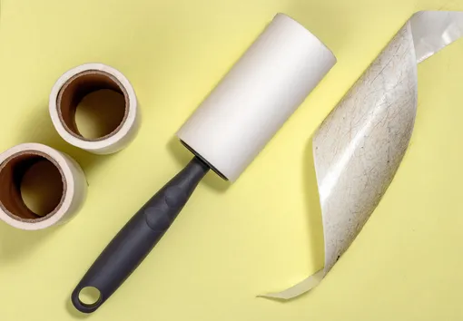 Ёлочные иголки, крошки, конфетти: 5 новогодних проблем, которые решит липкий ролик для одежды