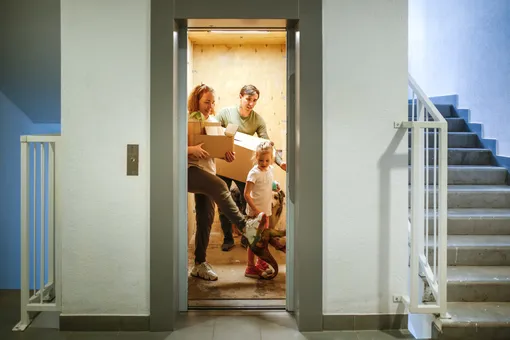 семья в лифте