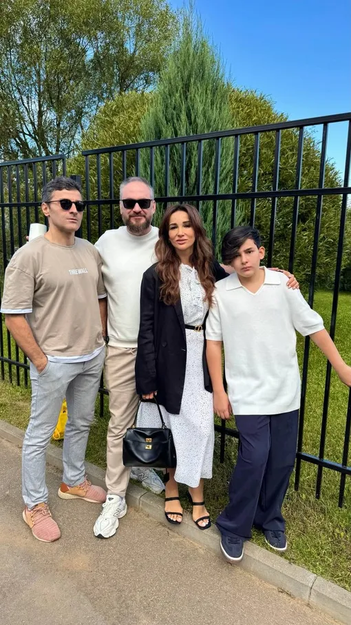 Анфиса Чехова с сыном Соломоном, его отцом Гурамом Баблишвили и своим женихом Александром Златопольским Анфиса Чехова с сыном Соломоном, его отцом Гурамом Баблишвили и своим женихом Александром Златопольским