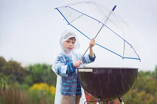 Дождь не станет помехой: как защитить зону барбекю от непогоды подручными средствами