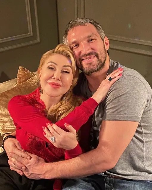 Артистка Любовь Успенская с хоккеистом Александром Овечкиным в 2020 году