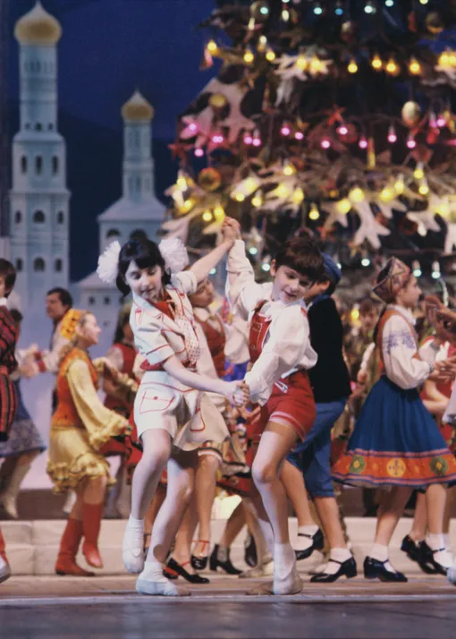 Если родители не смогли или не успели придумать для ребёнка подходящий образ, то отличным выходом был национальный костюм одного из народов СССР. Если родители не смогли или не успели придумать для ребёнка подходящий образ, то отличным выходом был национальный костюм одного из народов СССР.