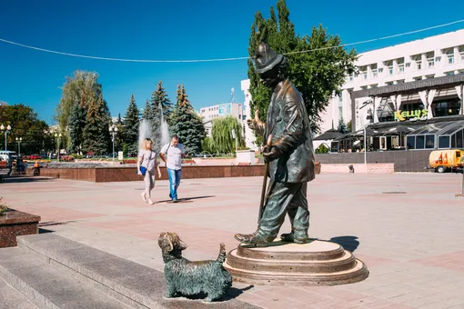 Памятник Карандашу и Кляксе перед цирком города Гомеля, Беларусь
