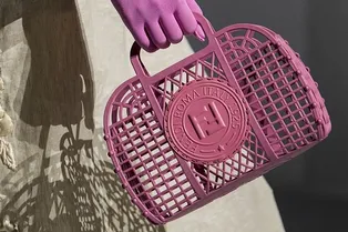 Плетеная, прозрачная и еще 5 модных сумок на весну и лето 2021