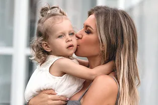 «Мия в стране чудес»: Рита Дакота устроила дочери фотосессию с кроликом