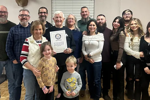 74-летнего американца усыновили друзья младше него: теперь он самый взрослый приёмный человек в мире