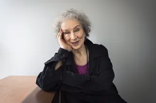 Спасибо Трампу за «Рассказ служанки»: как Маргарет Этвуд стала популярной