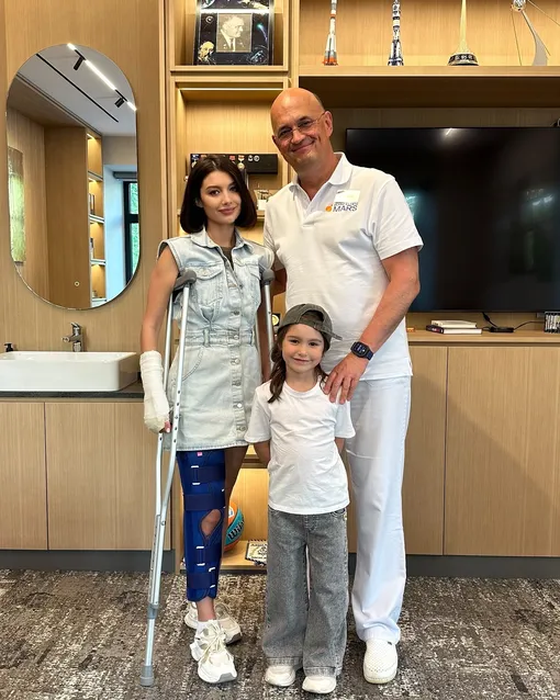 Юлия Ван (Иванова) в больнице после избиения, с дочерью и лечащим врачом