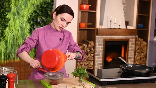 Сырные сырники с малиновым соусом