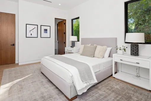 Возвращение комодов и цвета в тон: 5 трендов оформления спальни в 2026 году